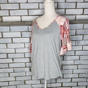 •Absolutely Famous Women's Raglan Short Sleeve Shirt Size Small Gray Multicolor